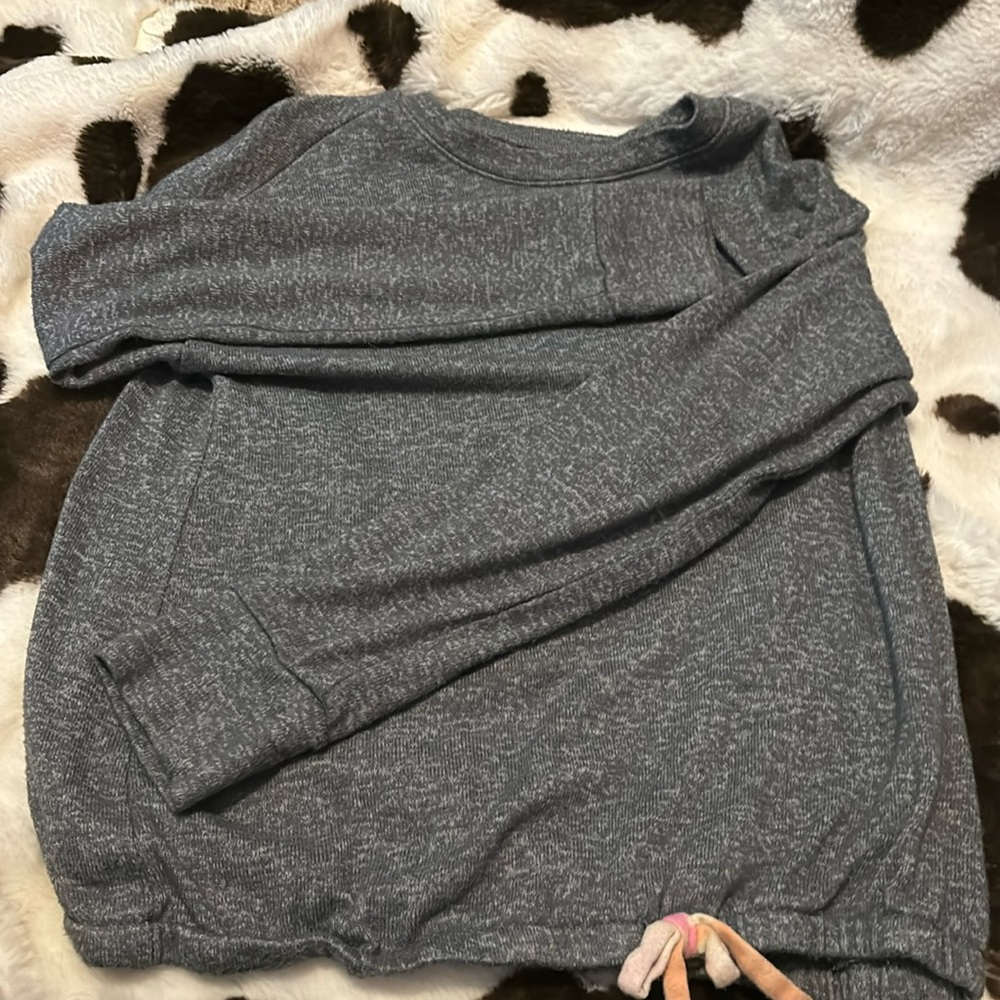 Is a gray place long sleeve, very stretchy and comfortable